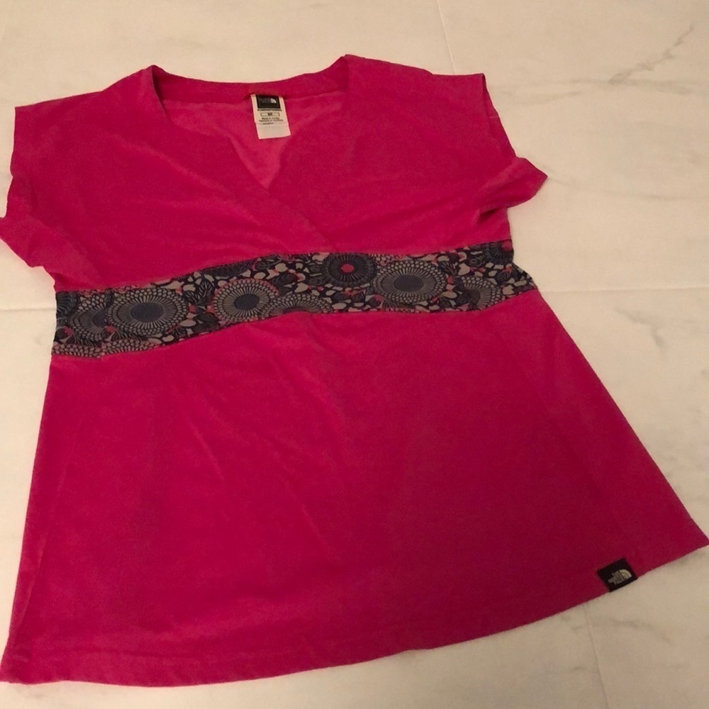 North Face ladies pink t shirt. EUC!